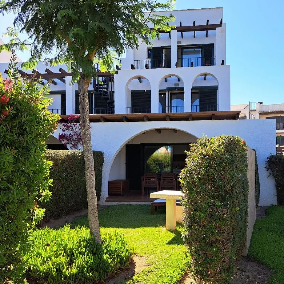 Les Oliveres, Ideal Familias location