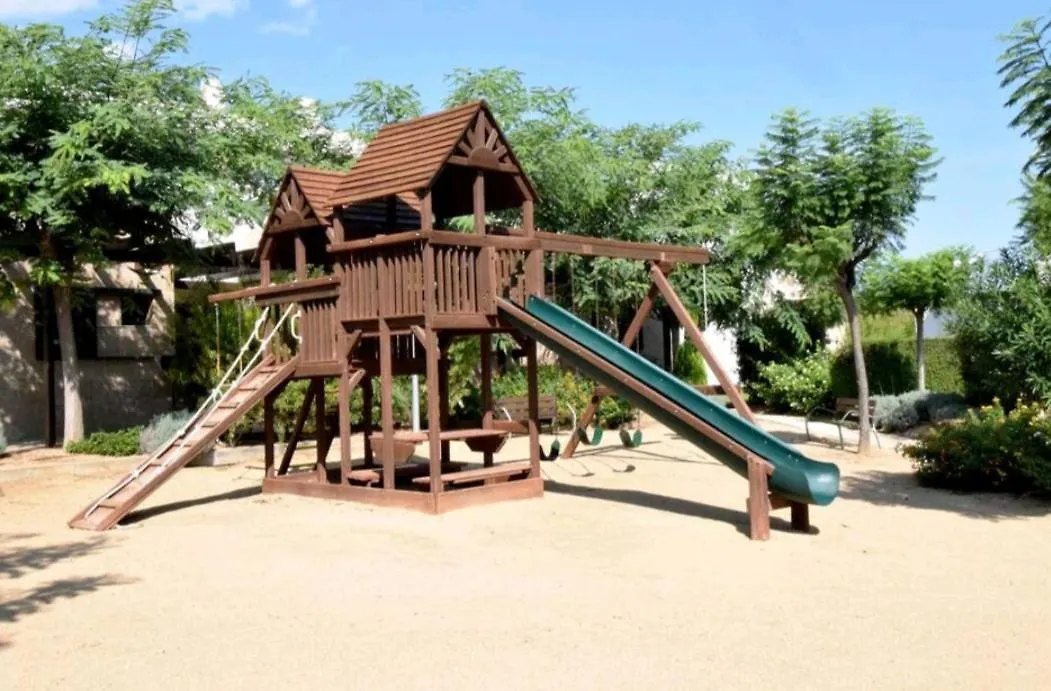 Les Oliveres, Ideal Familias El Perello
